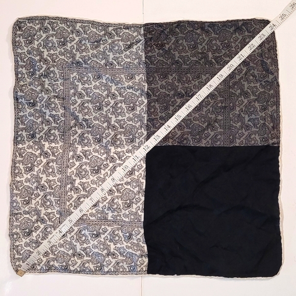 Vintage Square scarf - Picture 2 of 5